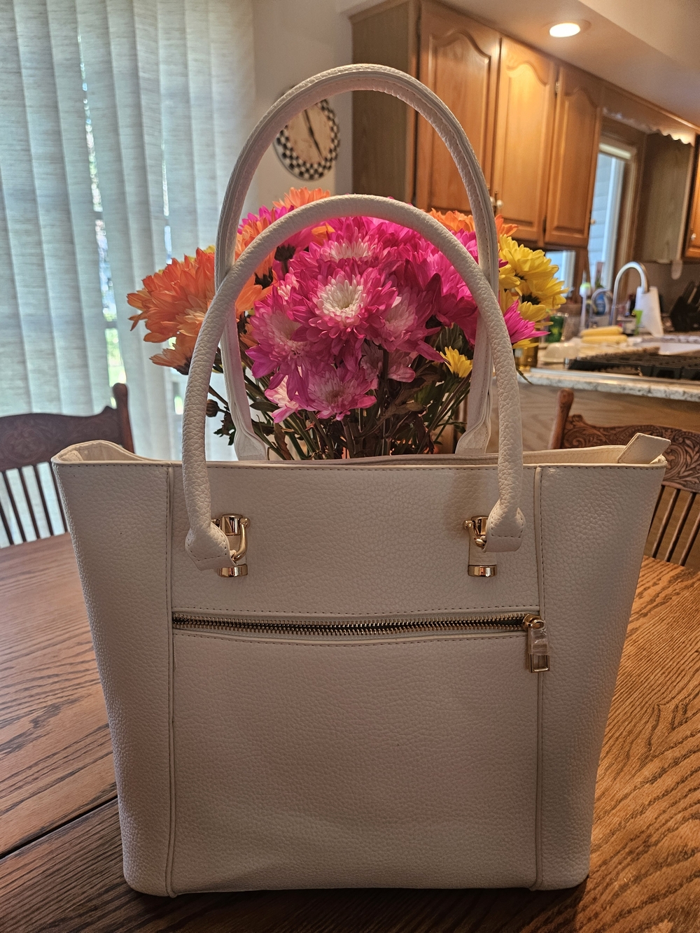Classic White Tote Handbag - Elegant Everyday Carry